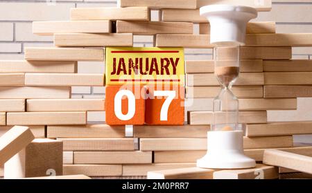 7 janvier inscription sur calendrier en bois. Bureau en bois. Banque D'Images