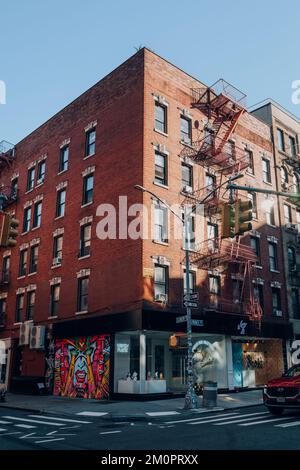 New York, Etats-Unis - 21 novembre 2022: Carrefour de la rue Elizabeth et de la rue Prince à Nolita, un quartier charmant et haut de gamme de Manhattan célèbre pour ses Banque D'Images