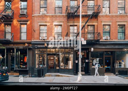 New York, Etats-Unis - 21 novembre 2022: Rangée de magasins sur la rue Elizabeth à Nolita, un quartier charmant et haut de gamme de Manhattan célèbre pour ses magasins et restaurants Banque D'Images