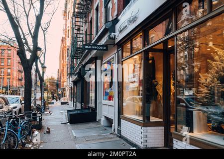 New York, Etats-Unis - 21 novembre 2022: Magasins sur la rue Elizabeth à Nolita, un quartier charmant et haut de gamme de Manhattan célèbre pour ses magasins et ses restaurants. Banque D'Images