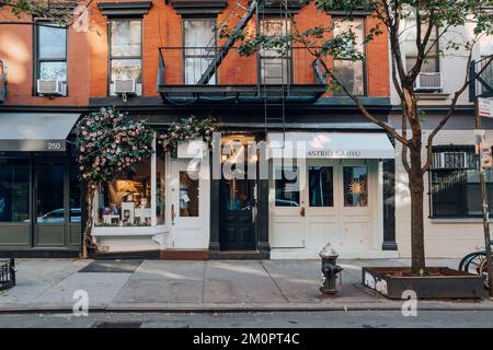 New York, Etats-Unis - 21 novembre 2022: Magasins sur la rue Elizabeth à Nolita, un quartier charmant et haut de gamme de Manhattan célèbre pour ses magasins et ses restaurants. Banque D'Images