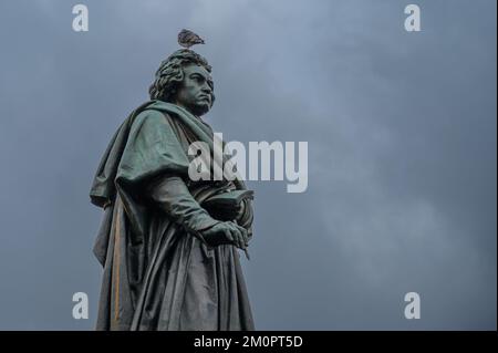 BONN, ALLEMAGNE - 6 DÉCEMBRE 2022 : statue de Beethoven sur la Muensterplatz utilisée par les oiseaux Banque D'Images