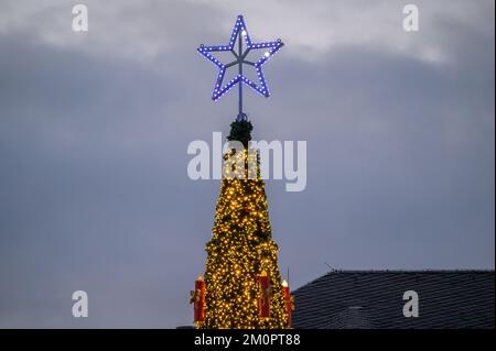 BONN, ALLEMAGNE - 6 DÉCEMBRE 2022 : sommet de l'arbre de Noël annuel de Bonn Banque D'Images