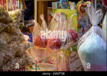 BONN, ALLEMAGNE - 6 DÉCEMBRE 2022 : pommes confites en plastique sur le marché de Noël Banque D'Images