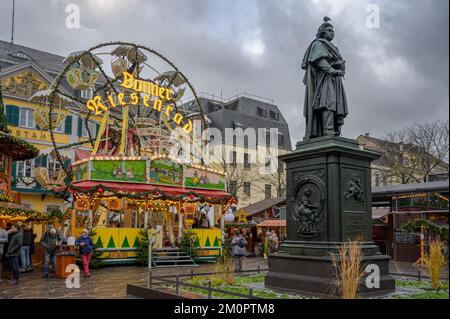 BONN, ALLEMAGNE - 6 DÉCEMBRE 2022 : la grande roue du marché de Noël et Beethoven Banque D'Images