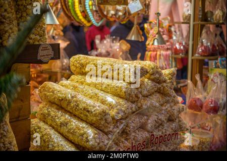 BONN, ALLEMAGNE - 6 DÉCEMBRE 2022 : sacs de pop-corn en plastique sur le marché de Noël Banque D'Images