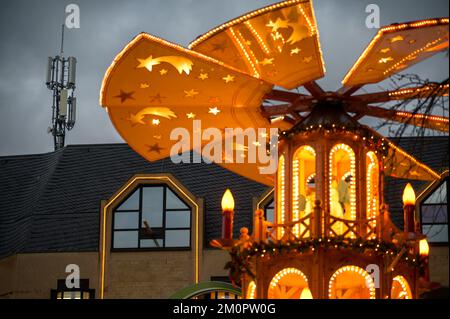 BONN, ALLEMAGNE - 6 DÉCEMBRE 2022 : tours d'antenne téléphonique au-dessus du marché de Noël Banque D'Images