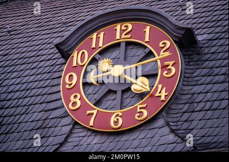 BONN, ALLEMAGNE - 6 DÉCEMBRE 2022 : horloge au sommet de la bibliothèque de Bottlerplatz Banque D'Images