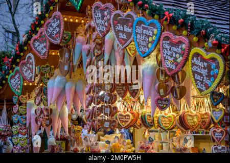 BONN, ALLEMAGNE - 6 DÉCEMBRE 2022: Marché de Noël cœurs de pain d'épice Banque D'Images