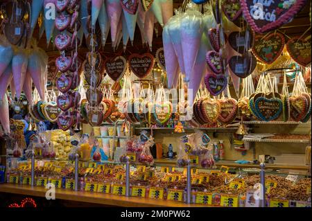 BONN, ALLEMAGNE - 6 DÉCEMBRE 2022 : présentoir de bonbons du marché de Noël Banque D'Images