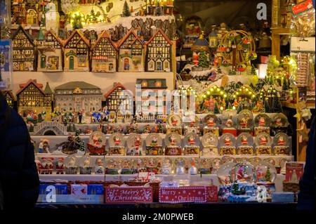 BONN, ALLEMAGNE - 6 DÉCEMBRE 2022: Des globes de neige dans un marché de Noël Banque D'Images