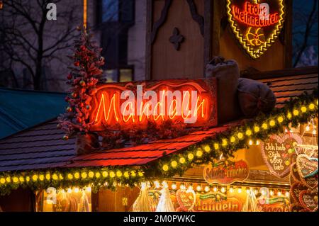 BONN, ALLEMAGNE - 6 DÉCEMBRE 2022 : panneau au néon rouge Mandeln, amandes Banque D'Images