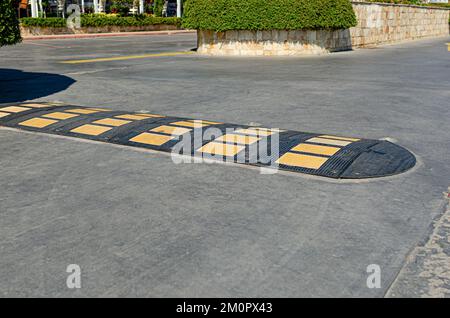 Installations de police mentir pour réguler la vitesse des voitures dans la ville. Banque D'Images