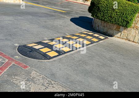 Installations de police mentir pour réguler la vitesse des voitures dans la ville. Banque D'Images