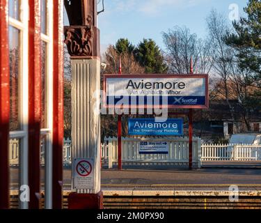 5 décembre 2022. Aviemore, Highlands et îles, Écosse. Il s'agit de la gare d'Aviemore, le chemin de fer de Strathspey, un après-midi ensoleillé. Banque D'Images