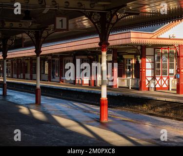 5 décembre 2022. Aviemore, Highlands et îles, Écosse. Il s'agit de la gare d'Aviemore, le chemin de fer de Strathspey, un après-midi ensoleillé. Banque D'Images