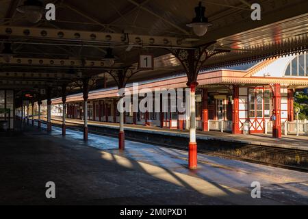 5 décembre 2022. Aviemore, Highlands et îles, Écosse. Il s'agit de la gare d'Aviemore, le chemin de fer de Strathspey, un après-midi ensoleillé. Banque D'Images