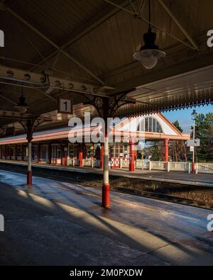 5 décembre 2022. Aviemore, Highlands et îles, Écosse. Il s'agit de la gare d'Aviemore, le chemin de fer de Strathspey, un après-midi ensoleillé. Banque D'Images