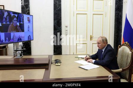 Moscou, Russie. 07th décembre 2022. Le président russe Vladimir Poutine assiste à la réunion annuelle du Conseil présidentiel pour la société civile et les droits de l'homme par liaison vidéo du Kremlin, 7 décembre 2022, à Moscou, en Russie. Credit: Mikhail Metzel/Kremlin Pool/Alamy Live News Banque D'Images