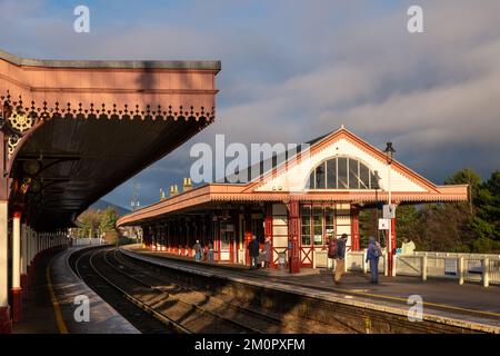 5 décembre 2022. Aviemore, Highlands et îles, Écosse. Il s'agit de la gare d'Aviemore, le chemin de fer de Strathspey, un après-midi ensoleillé. Banque D'Images