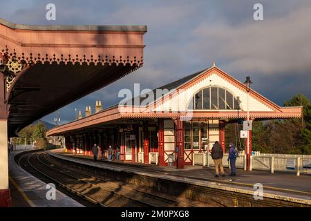 5 décembre 2022. Aviemore, Highlands et îles, Écosse. Il s'agit de la gare d'Aviemore, le chemin de fer de Strathspey, un après-midi ensoleillé. Banque D'Images