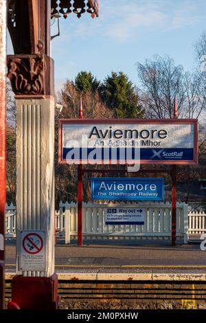 5 décembre 2022. Aviemore, Highlands et îles, Écosse. Il s'agit de la gare d'Aviemore, le chemin de fer de Strathspey, un après-midi ensoleillé. Banque D'Images