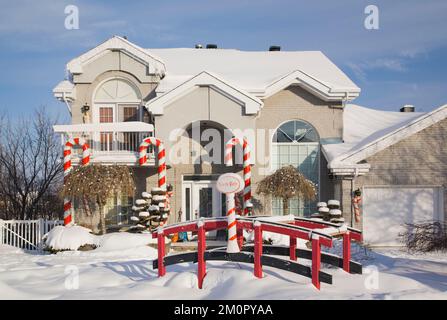 Moderne gris avec garniture blanche maison de style cottage avec des décorations de Noël en hiver. Banque D'Images