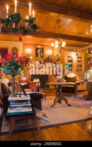 Salon somptueusement décoré à l'heure de Noël à l'intérieur de 1977 réplique construite de l'ancienne cabane en rondins de style cottage Canadiana de 1800s. Banque D'Images