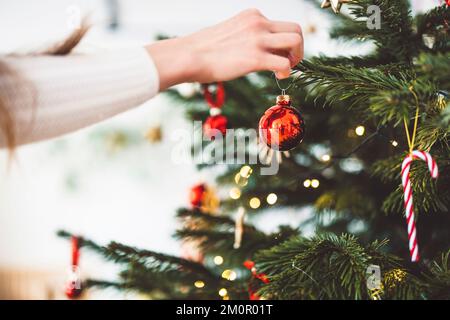 Décoration de l'arbre de Noël - c'est l'heure de Noël Banque D'Images