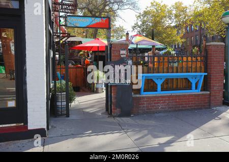 Gowanus Yacht Club, 323 Smith St, Brooklyn, New York, New York, New York photo d'un jardin extérieur de bière dans le quartier de Gowanus. Banque D'Images