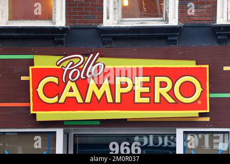 Signalisation pour Pollo Campero, poulet frit guatémaltèque, dans un magasin de Midtown Manhattan, New York Banque D'Images