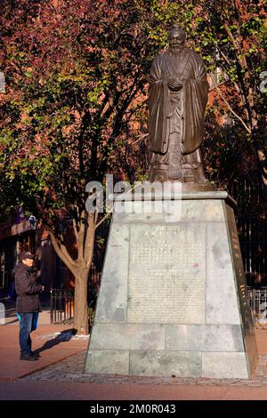 Une sculpture en bronze de Confucius dans le quartier chinois de Manhattan, New York. La sculpture de Liu Shih était un cadeau du gouvernement taïwanais via le C chinois Banque D'Images