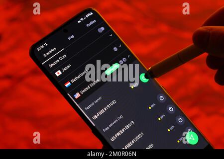 Une personne disposant de l'application Proton VPN sur son smartphone qui choisit le serveur auquel se connecter. Les VPN sont généralement utilisés pour contourner la censure numérique Banque D'Images