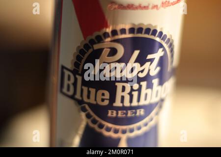 New York, NY - 17 mars 2021 : gros plan du label Pabst Blue Ribbon Beer avec une faible profondeur de champ flou et arrière-plan bokeh en lumière chaude Banque D'Images