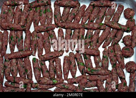 Shish kofta, un type de kebab-style kufta, l'agneau haché, le mouton, le veau ou le boeuf, ou un mélange de ces viandes mélangées avec des herbes, le persil et la menthe et le gril Banque D'Images