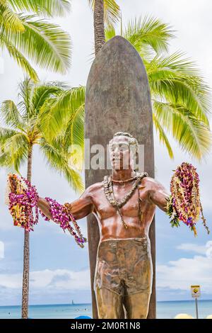 Coloré Duke Kahanamoku Statue Flower Leis Waikiki Beach Hôtels Honolulu Oahu Hawaii Duke raison le surf est devenu un sport mondial. Créé également des libres Banque D'Images