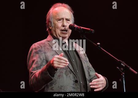 Madrid, Espagne. 07th décembre 2022. Joan Manuel Serrat, auteure-compositrice-interprète lors de la tournée « El vicio de cantar 1965-2022 » au Centre Wizink de Madrid. Crédit : SOPA Images Limited/Alamy Live News Banque D'Images