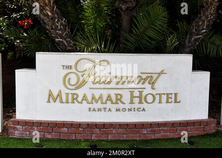 SANTA MONICA, CALIFORNIE - 25 MAI 2021 : panneau au Fairmont Miramar Hotel and Bungalows, un hôtel historique cinq étoiles situé près du Santa Monica Pie Banque D'Images