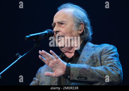 Madrid, Espagne. 07th décembre 2022. Joan Manuel Serrat, auteure-compositrice-interprète lors de la tournée « El vicio de cantar 1965-2022 » au Centre Wizink de Madrid. (Photo par Atilano Garcia/SOPA Images/Sipa USA) crédit: SIPA USA/Alay Live News Banque D'Images