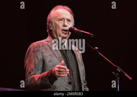 Madrid, Espagne. 07th décembre 2022. Joan Manuel Serrat, auteure-compositrice-interprète lors de la tournée « El vicio de cantar 1965-2022 » au Centre Wizink de Madrid. (Photo par Atilano Garcia/SOPA Images/Sipa USA) crédit: SIPA USA/Alay Live News Banque D'Images