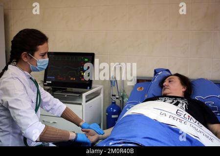 Odessa, Ukraine. 07th décembre 2022. Un étudiant est vu interagir avec l'actrice. La formation hybride de simulation pour les étudiants a eu lieu à l'Université médicale nationale d'Odessa. Méthode hybride d'apprentissage par simulation, dans laquelle les élèves apprennent à interagir avec des acteurs spécialement formés à la préparation pré-appliquée. L'expérience acquise aidera les futurs médecins dans leur pratique indépendante. Crédit : SOPA Images Limited/Alamy Live News Banque D'Images