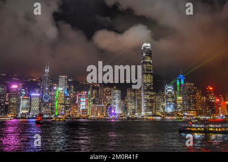 Symphony of Lights est un spectacle de lumière et de musique de renommée mondiale qui se tient tous les soirs à Hong Kong. Le spectacle est présenté des deux côtés du port de Victoria. Banque D'Images