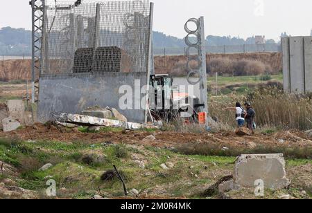 Gaza, Palestine. 07th décembre 2022. Les travailleurs israéliens travaillent près de la frontière de Gaza, tandis que les bulldozers et les grues démantelent Karni, le point de passage commercial du côté est de la ville de Gaza, alors qu'Israël décidait d'étendre une barrière de sécurité à l'emplacement du terminal, qui a longtemps disparu. Crédit : SOPA Images Limited/Alamy Live News Banque D'Images