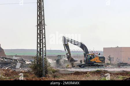 Gaza, Palestine. 07th décembre 2022. Les travailleurs israéliens travaillent près de la frontière de Gaza, tandis que les bulldozers et les grues démantelent Karni, le point de passage commercial du côté est de la ville de Gaza, alors qu'Israël décidait d'étendre une barrière de sécurité à l'emplacement du terminal, qui a longtemps disparu. Crédit : SOPA Images Limited/Alamy Live News Banque D'Images