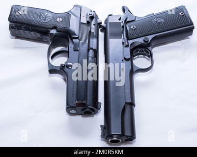Deux pistolets, un Berreta de calibre 40 et un Ordnance de calibre 45 plus long de calibre 1911 Banque D'Images