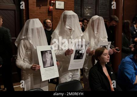 Washington, DC, États-Unis, 7 décembre 2022. Les personnes en costume rendent hommage aux victimes de la violence par armes à feu à la Vigil nationale annuelle 10th pour toutes les victimes de la violence par armes à feu à St. Église épiscopale de Marks à Washington, DC mercredi, 7 décembre 2022. Crédit: Chris Kleponis/piscine via CNP Banque D'Images