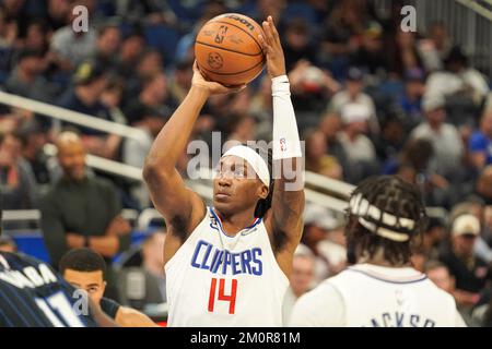 Orlando, Floride, États-Unis, 7 décembre 2022, La garde Terance Mann #14 de Los Angeles Clippers tire un jet libre pendant la seconde moitié au centre Amway. (Crédit photo : Marty Jean-Louis) Banque D'Images