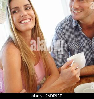 Cette date va si bien. Un jeune couple séduisant qui apprécie une tasse de café au restaurant. Banque D'Images