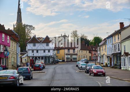 Thaxted High Road avec la flèche de l'église en arrière-plan Banque D'Images