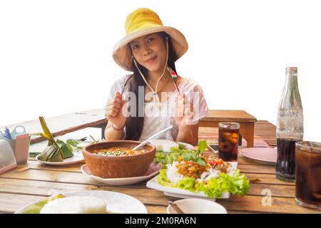 Femme portant un chapeau jaune avec de la nourriture thaïlandaise sur l'atmosphère de front de mer Banque D'Images